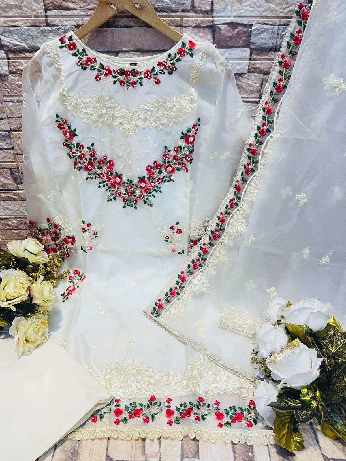 Embroidery designs suits conseiller for ladies